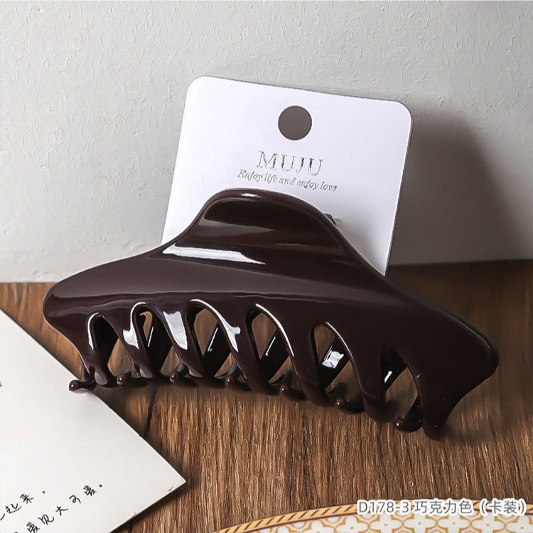 Leopard-print large shark clip, high-end style, back head bun hair clip, retro and full, bath hair clip, cross-border head Application Scenario
