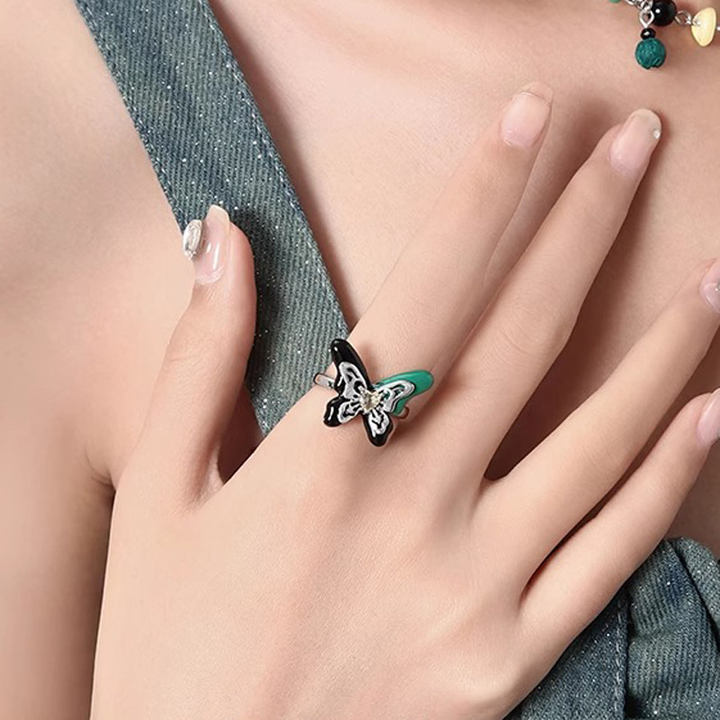 This unique color-blocking, oil-dripping, hollowed-out butterfly ring features a niche design with a cold and elegant style and a fashionable open index finger ring full figure