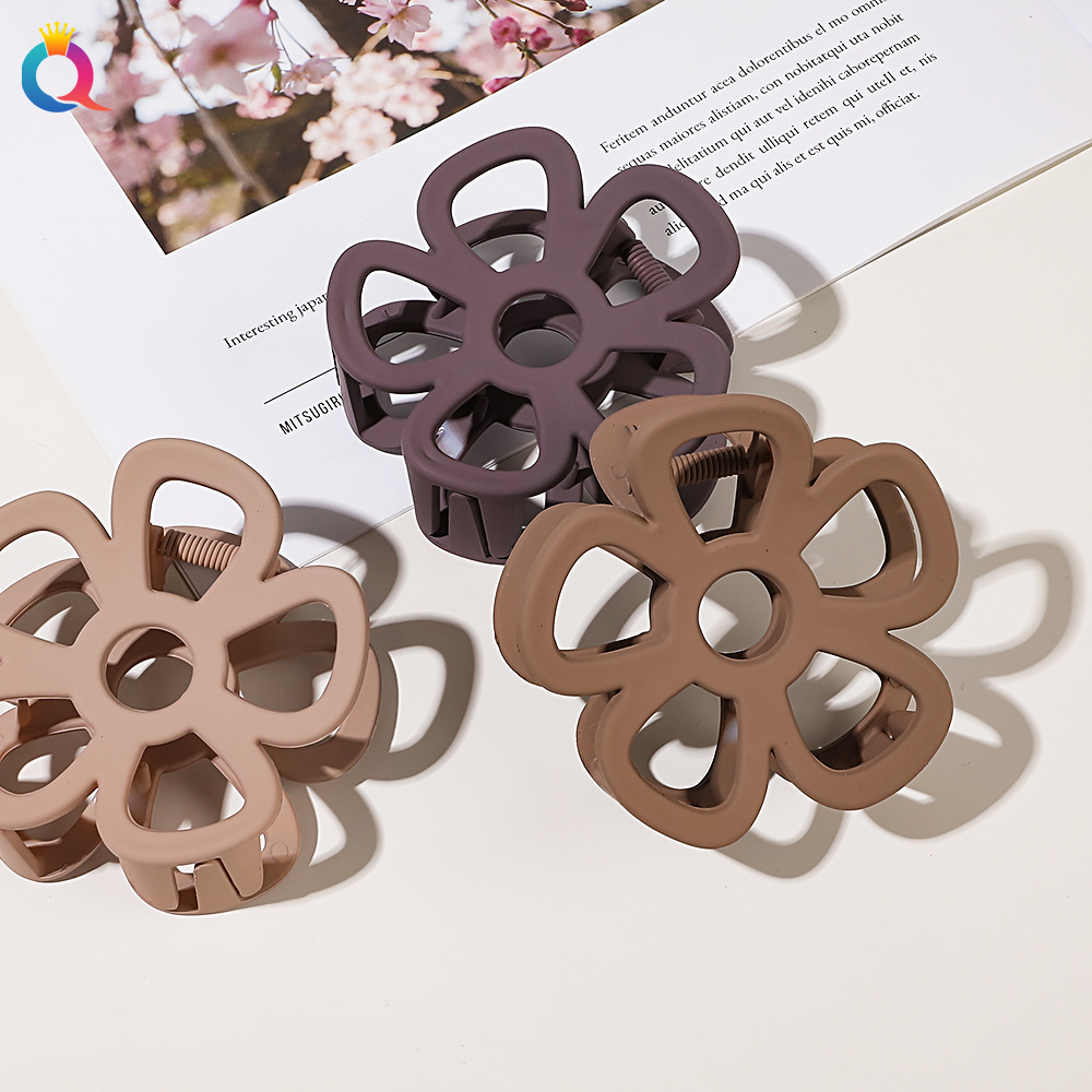 Qiyue Cross-border Flower Grabbers, shark clips, cute hair clips, high-end updo hair grabbers, women's hair accessories wholesale Application Scenario