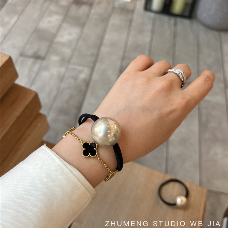 Minimalist large-sized pearl hair tie for girls, Korean-style high-end hair band, new spring and summer style hair tie, high-end hair accessory Application Scenario