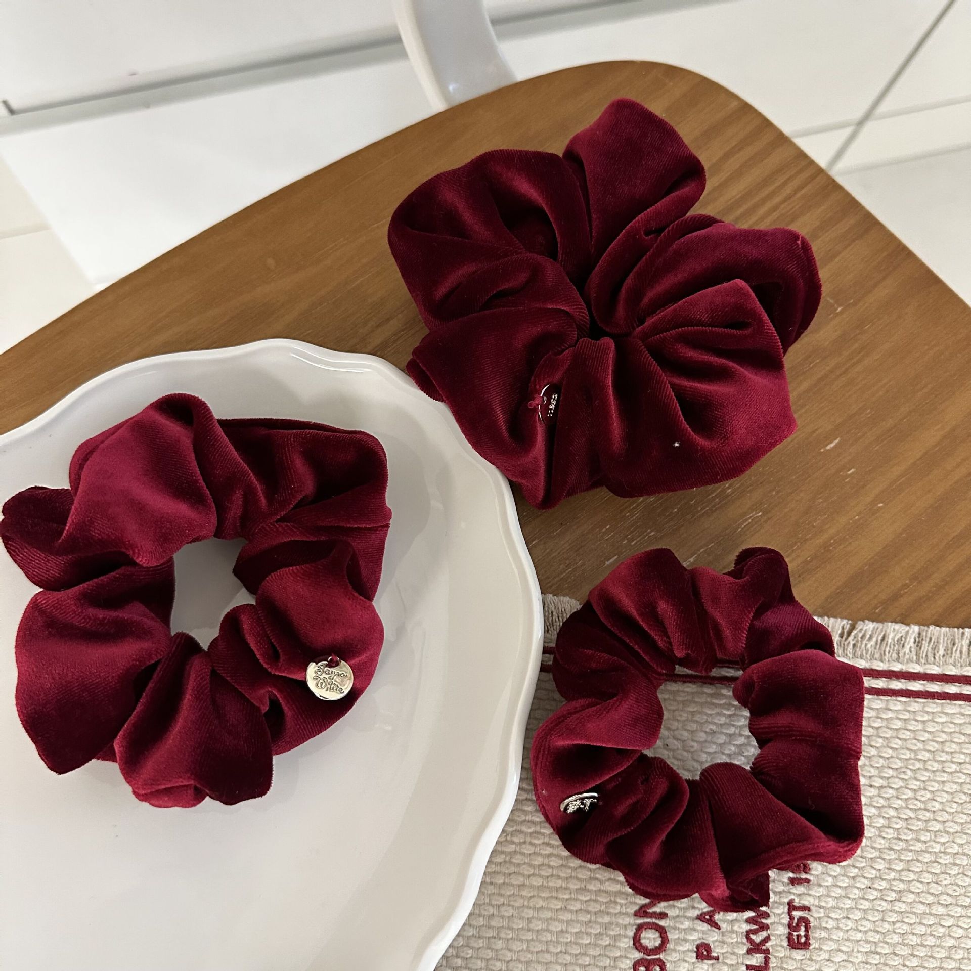 Five-gold velvet black hair band large intestine band Korean style rubber band ins high appearance level Korean spring and summer hair band with a sense of luxury Application Scenario