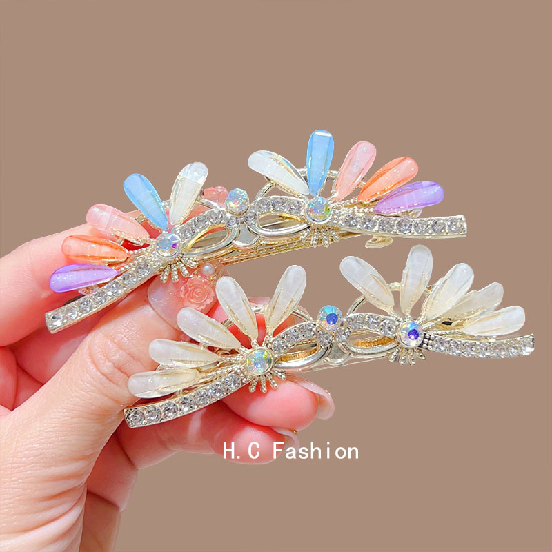 The new crystal bow, super fairy-like clipper, exudes a sense of high-end and light luxury. It is a semi-tied hair clip for the back of the head, a women's hair accessory Specification drawing
