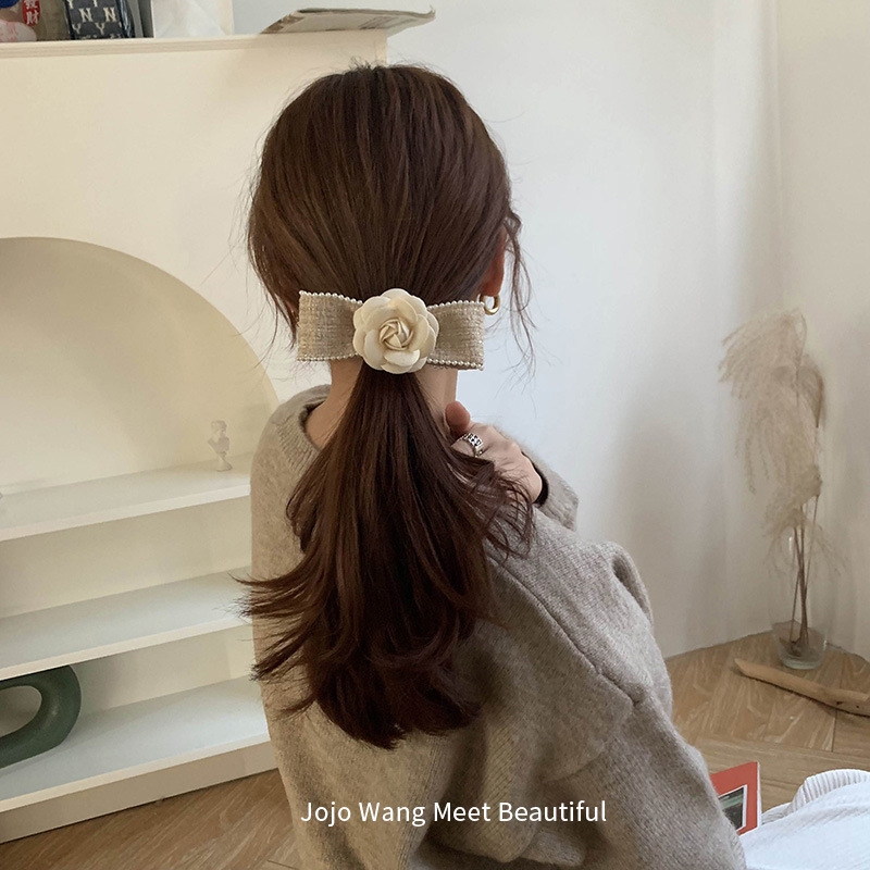 Korean camellia bow hairpin for women, a high-end hair accessory, a spring clip for the back of the head Application Scenario