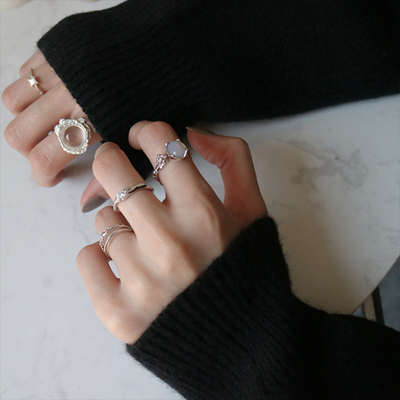 A small diamond, exaggerated gemstone, crystal, irregular-shaped, high-end, niche design ring with a cold style, a woman opens her mouth Item Picture