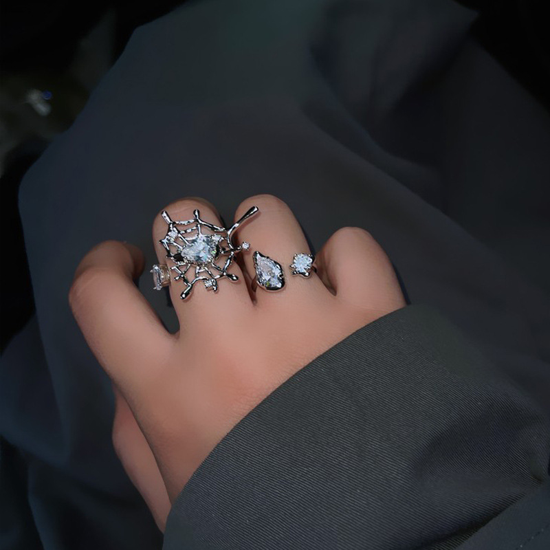 The ring is a high-end, niche design for women. It is a delicate, fashionable, individual and light luxury index finger ring with a cold style details Picture