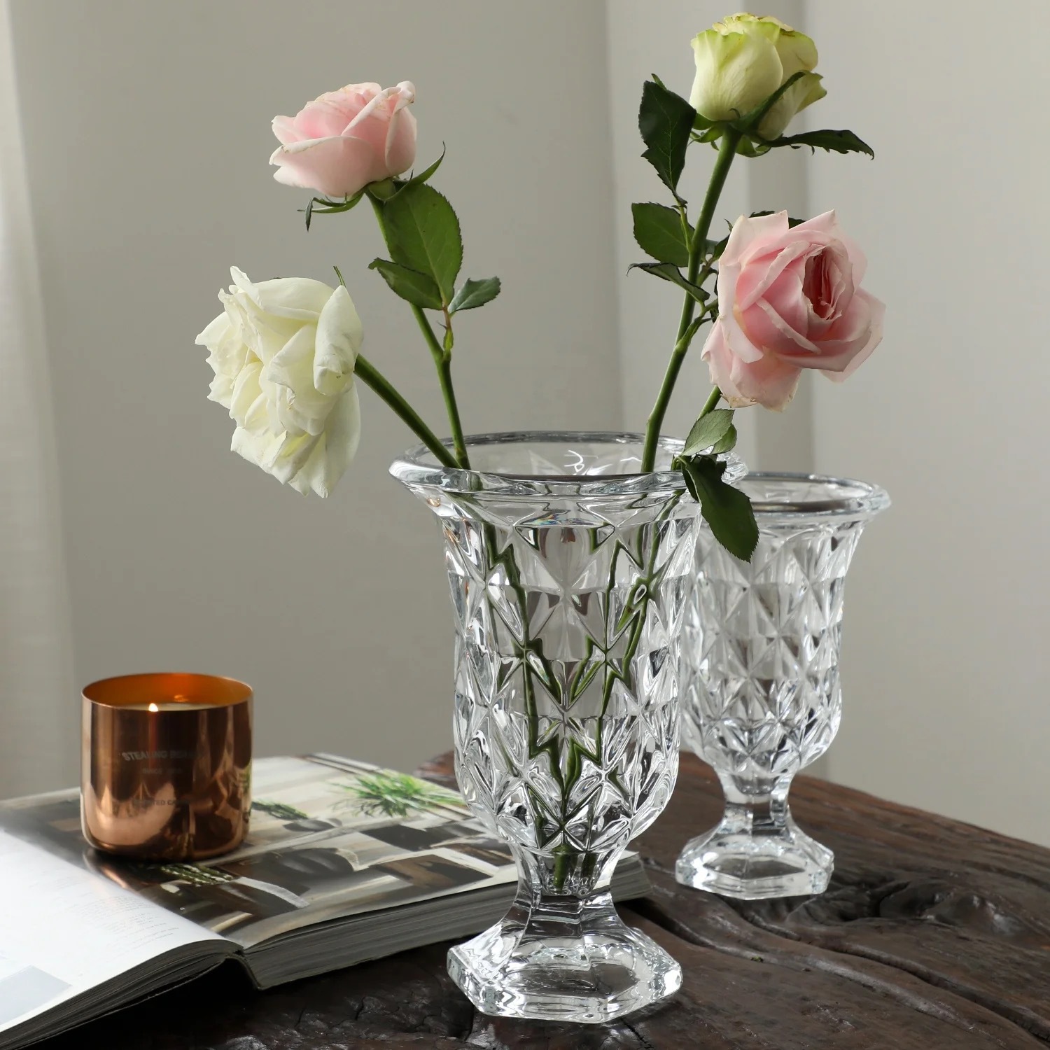 A light luxury retro low-legged transparent glass vase is placed at the entrance of the living room as a wedding rose flower decoration Application Scenario