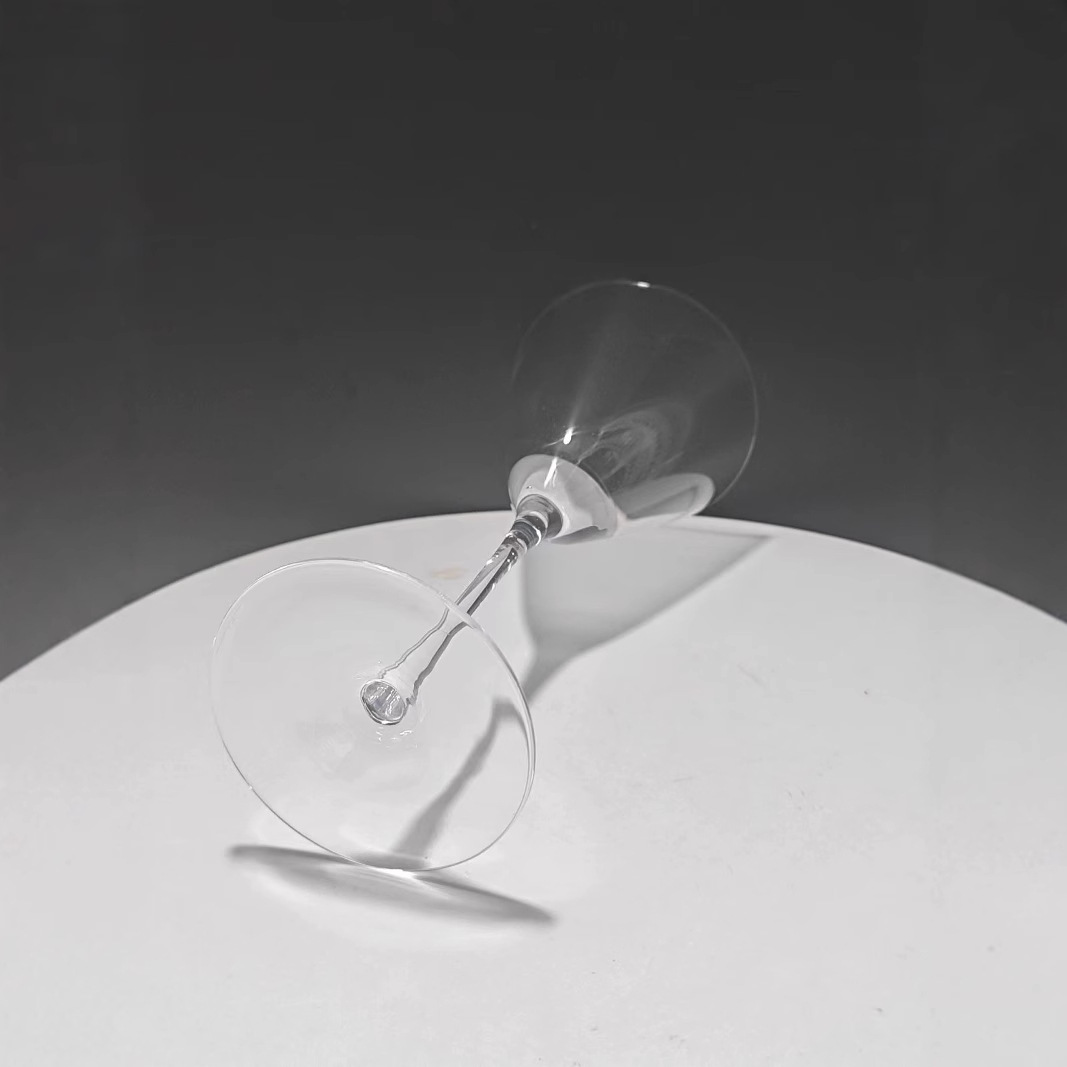 V-shaped tall glass, Nordic champagne glass, new sparkling tall glass, simple Martini cocktail glass, red wine glass Application Scenario
