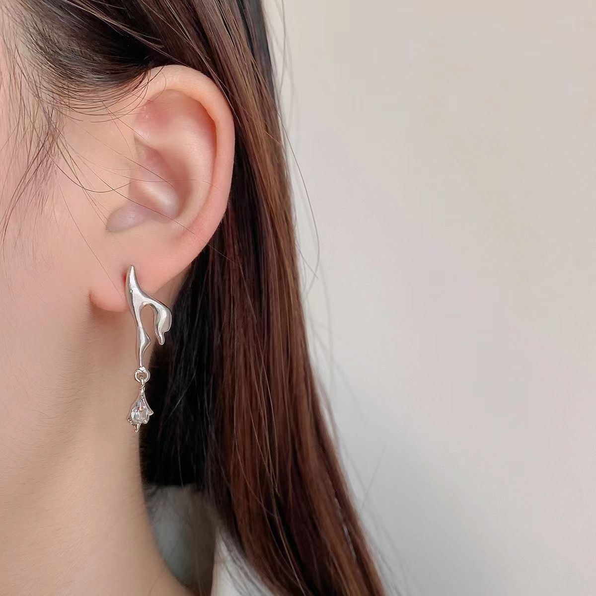 New personalized and trendy irregular zircon stud earrings for women, with a niche design sense and a cool style, are versatile and stylish Specification drawing