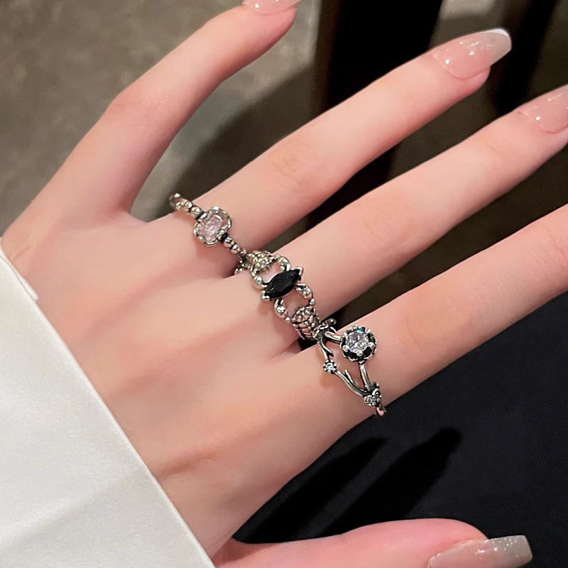 French retro, simple and individual ring, a light luxury and niche design for women, versatile and fashionable. The opening is adjustable and the ring is aged details Picture
