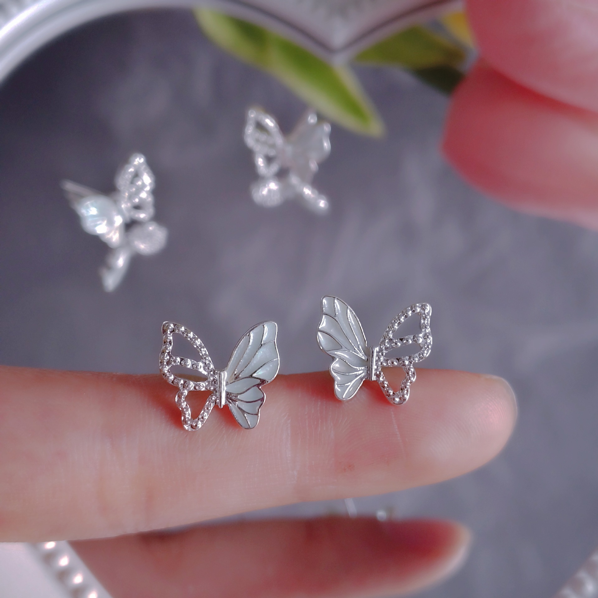 Suitable for ~ Semi-hollowed-out oil-dripping butterfly stud earrings, with a unique and high-end design sense, trendy and versatile on Instagram, and are popular earrings for women Specification drawing