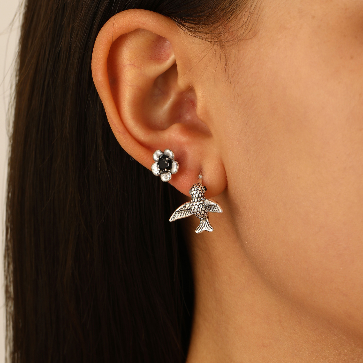 Wholesale of popular cross-border retro earrings from Europe and America with a sense of design, niche flower and bird stud earrings, and women's spring and summer hummingbird accessories details Picture