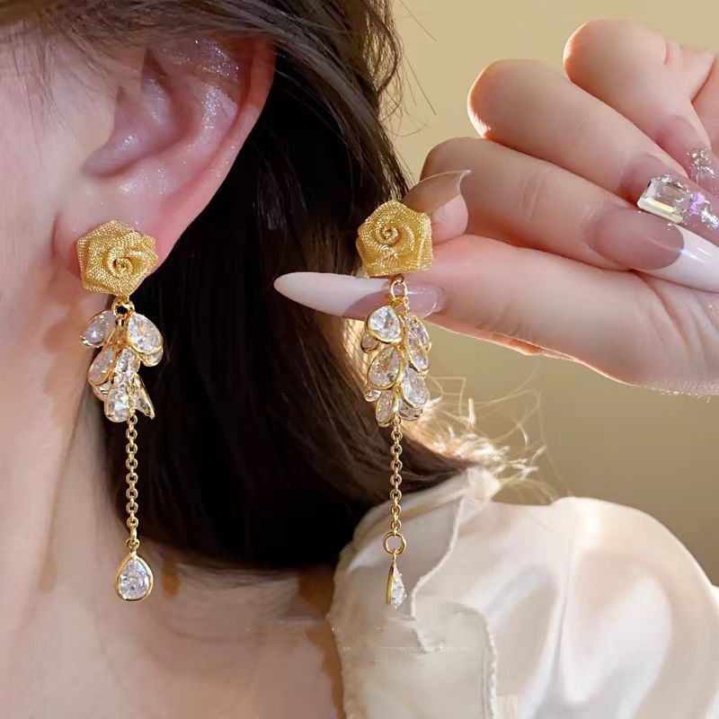 The 2025 new French retro elegant earrings with a touch of light luxury and high-end style, featuring mesh rose and zirconium fringes full figure
