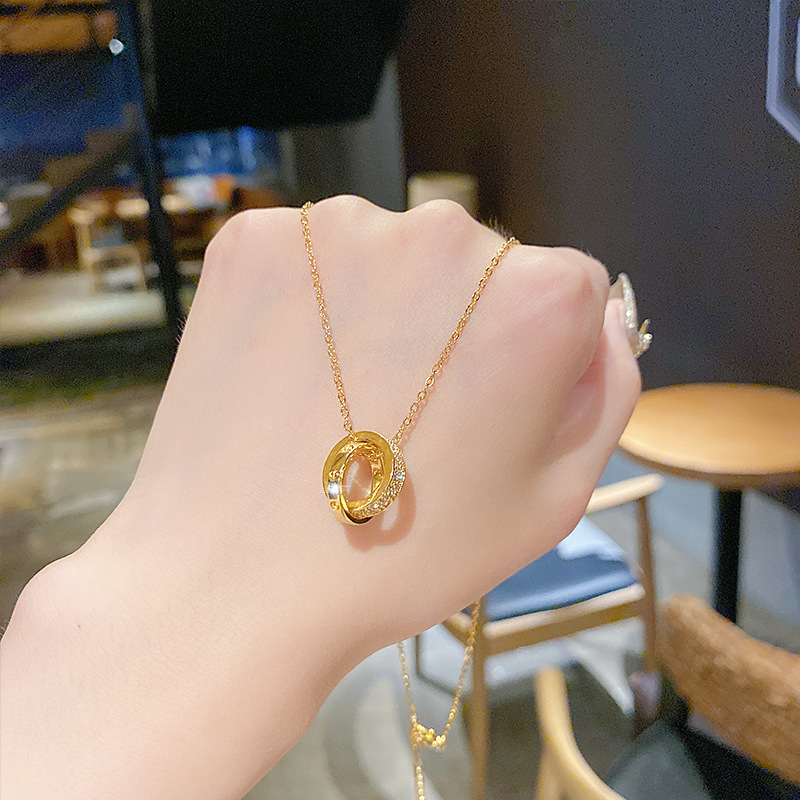 The lucky double ring necklace from Japan and South Korea for women, a new 2023 trendy, high-end and niche collarbone chain student accessory, is exquisite full figure