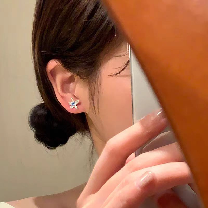 Cool sea blue diamond three-dimensional five-petal flower stud earrings for women, small and irregular ins style forest-themed super ethereal and exquisite earrings Specification drawing