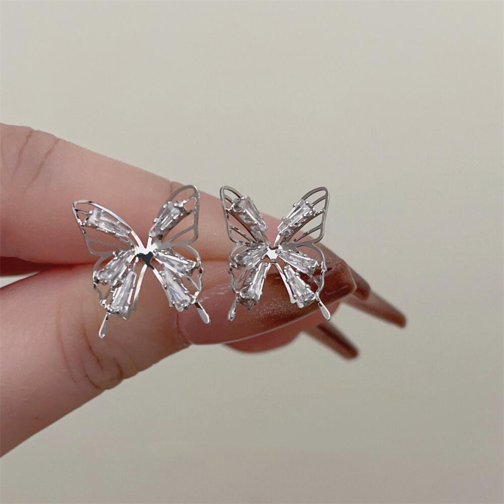Super ethereal and lively ~ Elegant hollowed-out butterfly stud earrings designed by a gentle and refined lady on Instagram. Zircon earrings and silver needles details Picture