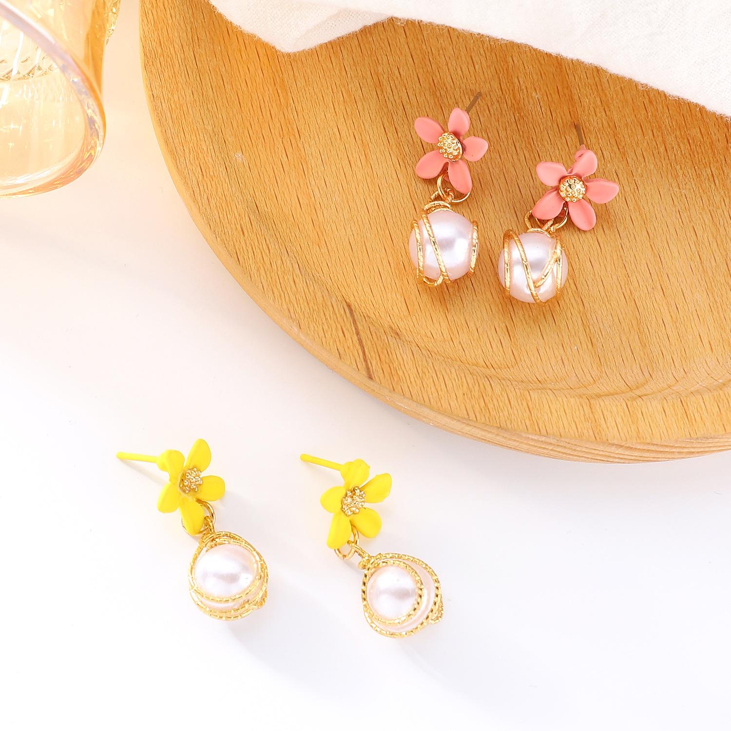 Forest-style fresh and delicate pearl small flower stud earrings, pink and yellow flower earrings, spring and summer pastoral style earrings Application Scenario