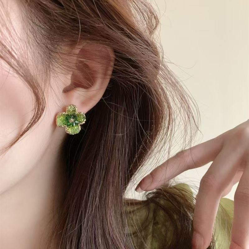 The super fairy-like green flower crystal ear studs are a delicate, sweet and fresh four-leaf clover ear clip accessory for women details Picture