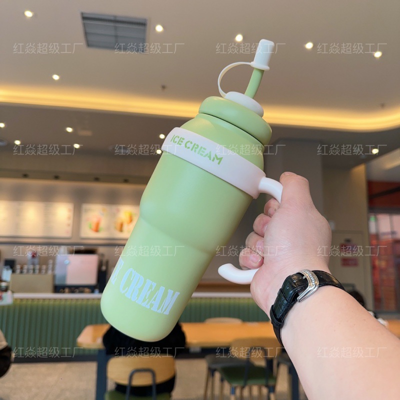 2024 New model for boys and girls, high appearance level insulated cups, children's hand-held sports water bottles, simple and cute with straw cups Application Scenario