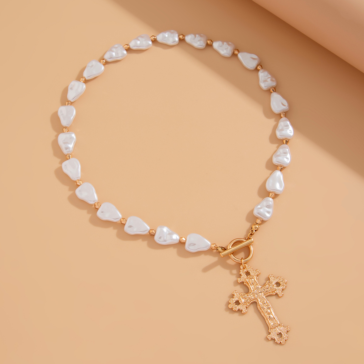 European and American cross-border jewelry, inS-style irregular-shaped pearl string collarbone chain, versatile cross alloy OT buckle necklace Application Scenario