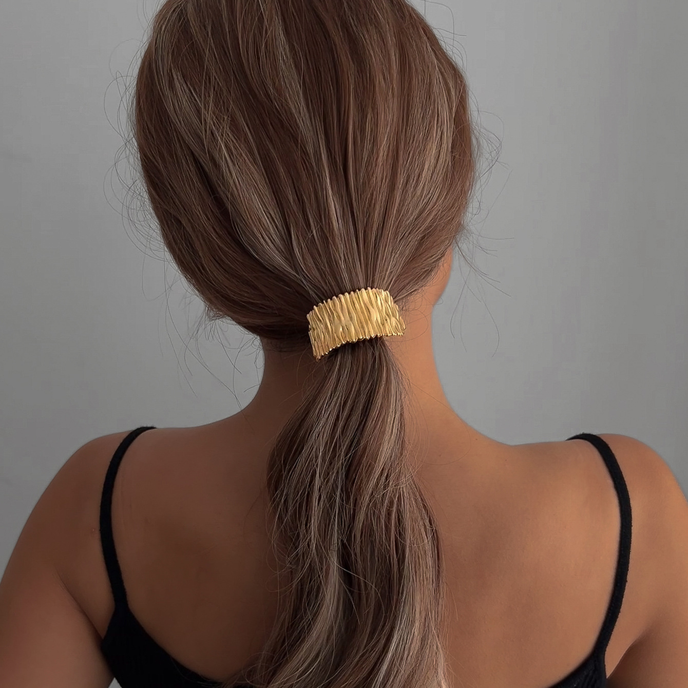 Wholesale of cross-border hair accessories from Europe and America: Alloy heart-shaped pleated hair bands, fashionable high-elasticity ponytail hair accessories for women, and hair strings Application Scenario