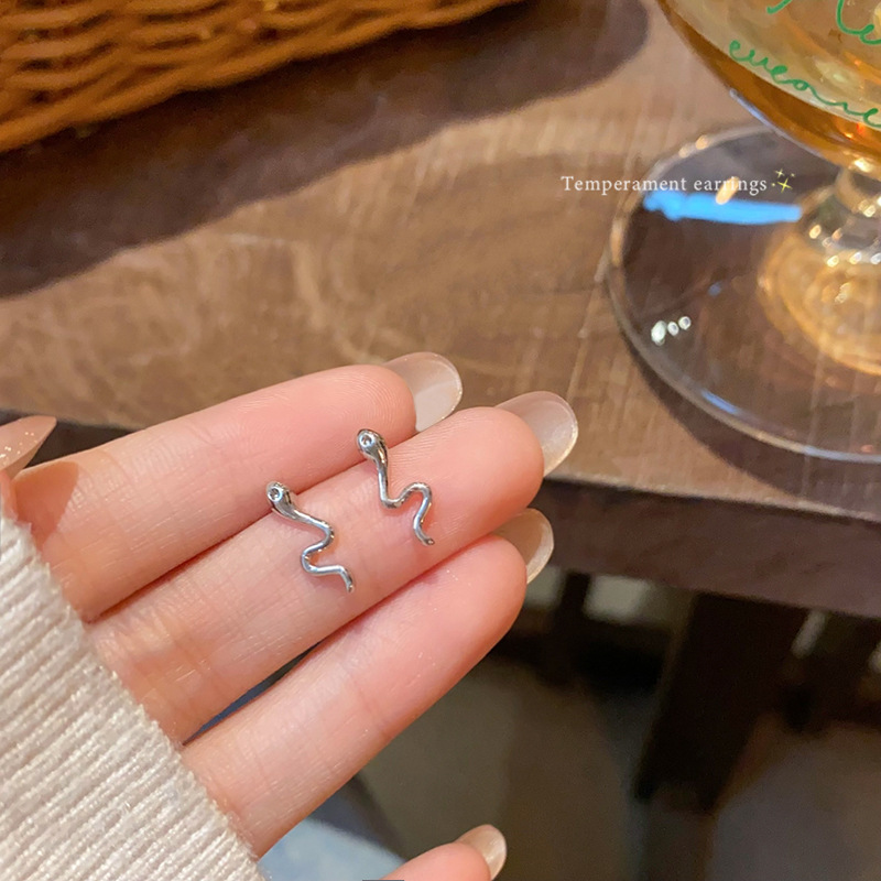 Cold and stylish mini snake stud earrings for women, with a niche design sense, exquisite and cute little snake earrings, a unique and trendy ear accessory full figure