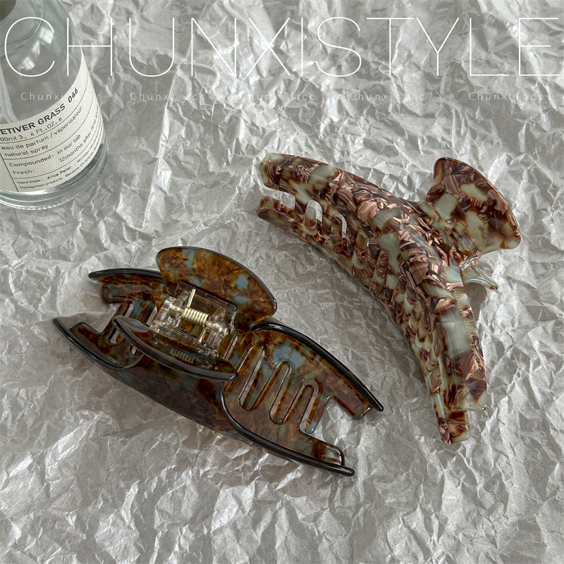 The high-end, deep floral acetate grabber exudes a French atmosphere. The back of the head is a stylish and high-quality, retro shark grabber Specification drawing