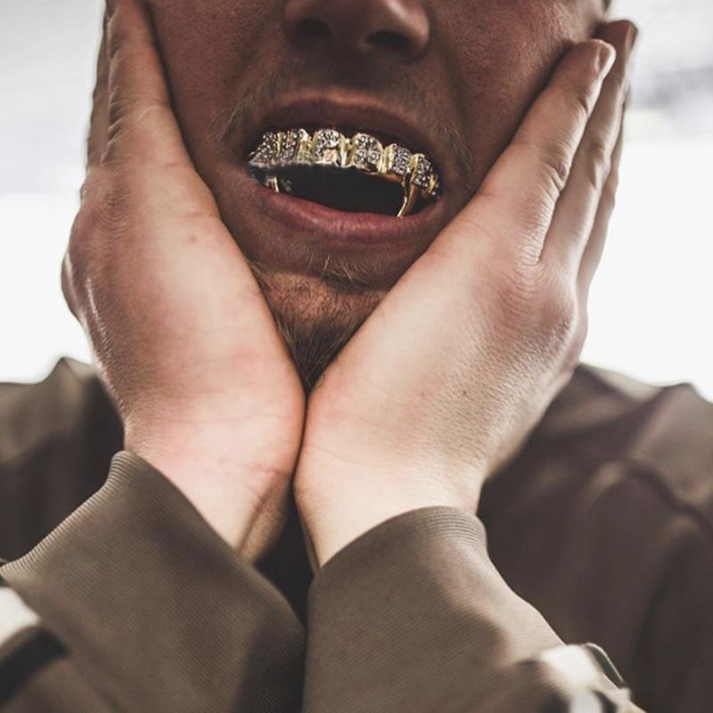 The manufacturer supplies 6-hole sharp teeth, hip-hop teeth, HIPHOP glossy braces, hip-hop accessories, Halloween makeup sessions Application Scenario