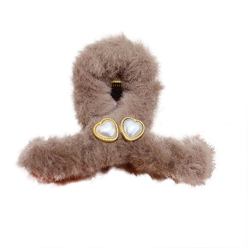 The new mid-sized retro plush claw clip for autumn and winter, a high-end look, is a popular shark clip headpiece on the back of a woman's head Item Picture