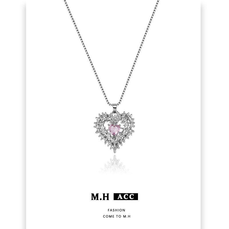 Original design, sweet and cool style, sharp thorns, heart-shaped necklace, women's light luxury, exquisite fashion, high-end sense, zircon collarbone chain full figure