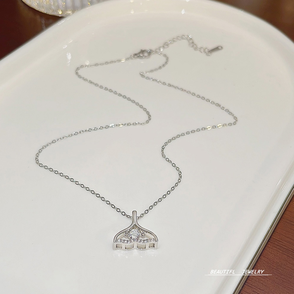 Romantic hollowed-out fishtail necklace, women's accessory, high-end pendant, light luxury, niche, simple and versatile collarbone chain Application Scenario