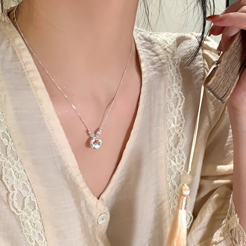 New cat's eye stone Little Fat Fu necklace for women, light luxury retro style, niche design sense collarbone chain pendant necklace full figure
