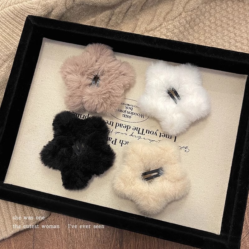 Large plush five-pointed star hair clip, fluffy BB clip, bangs clip, back of the head broken hair clip, star bye clip hair accessory Application Scenario