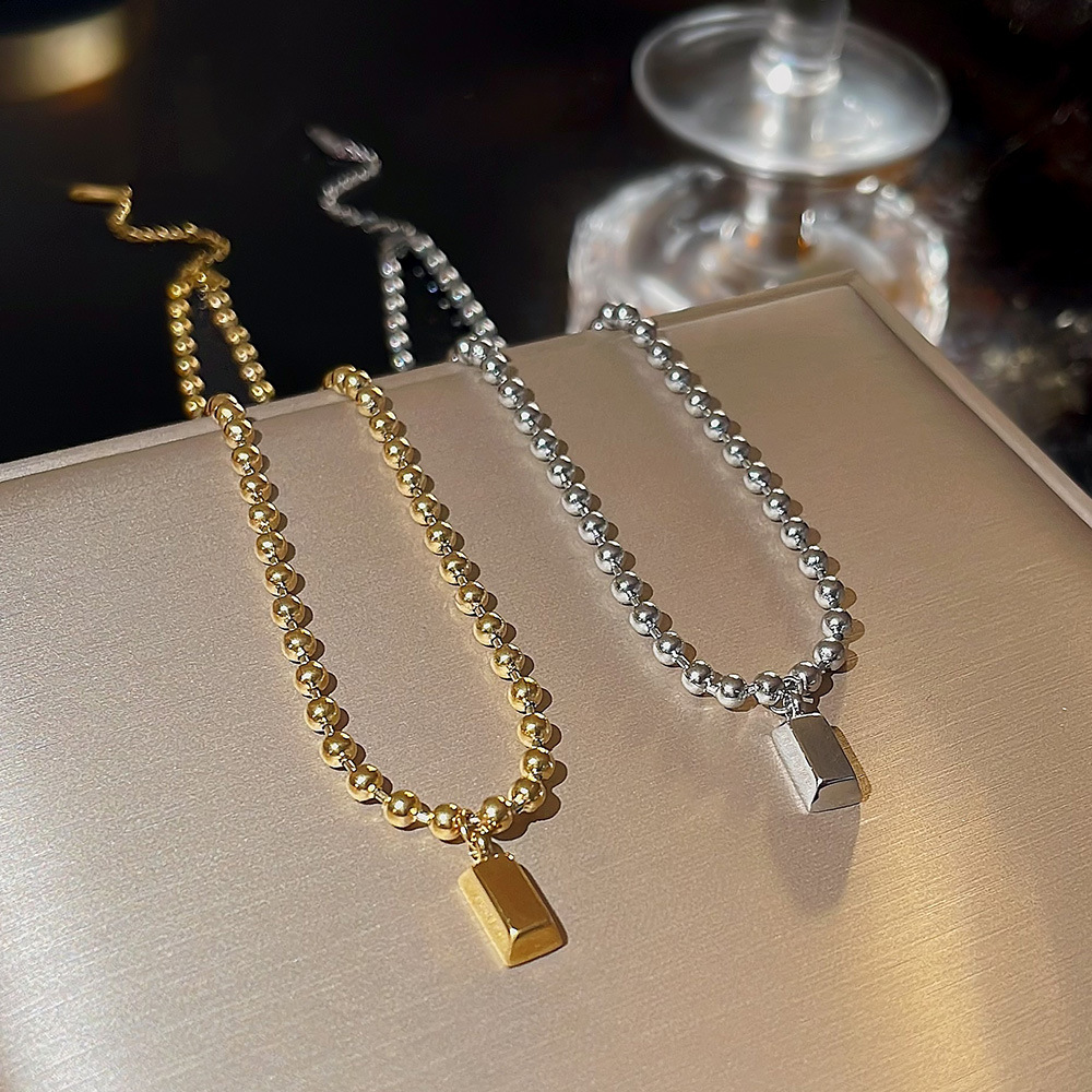 The "Get Rich Quickly" small gold brick necklace does not fade. It is a light luxury titanium steel small gold bar square pendant with a stylish and versatile collarbone chain accessory full figure