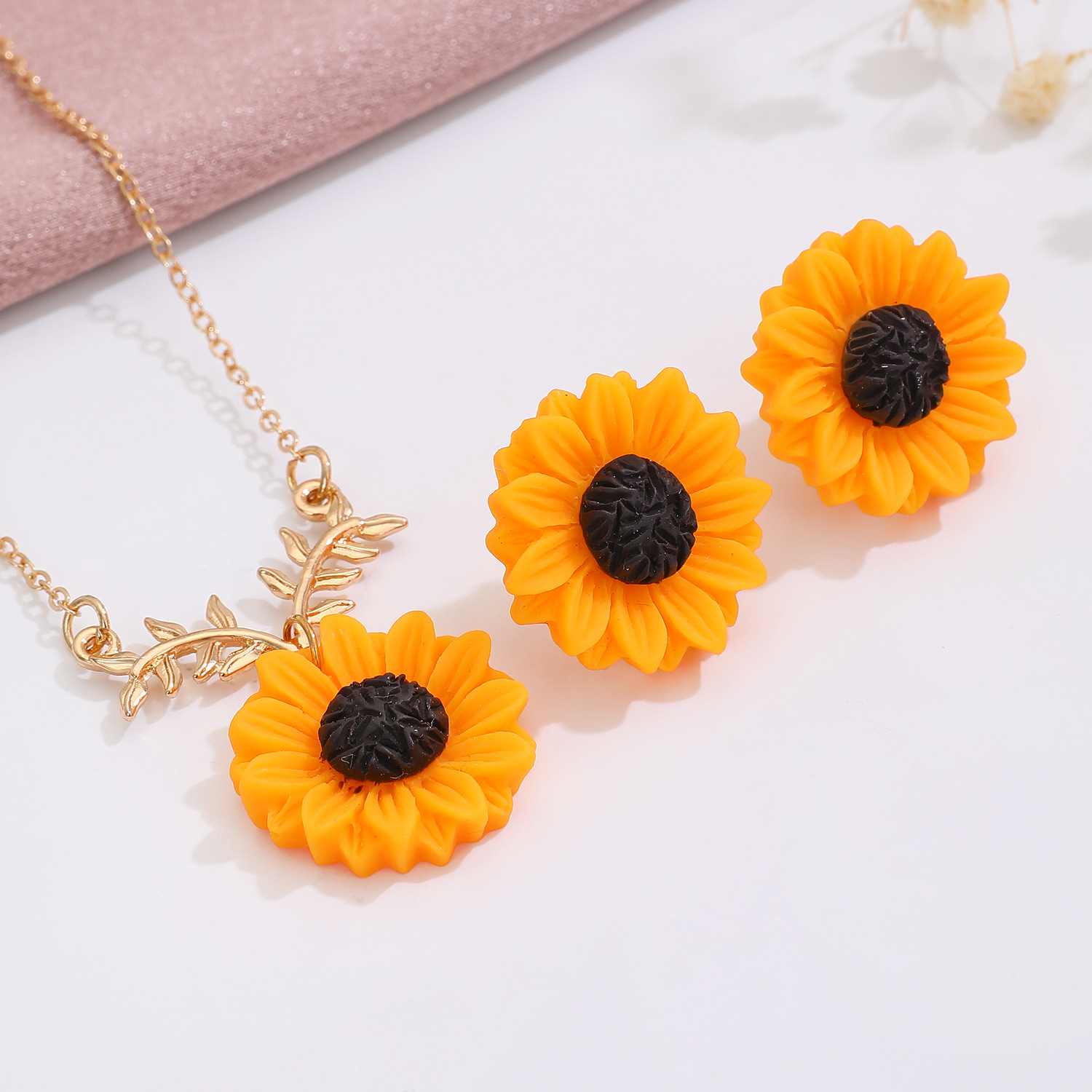 European and American best-selling pearl sunflower necklace and earring set, fashionable and elegant sunflower set for women Application Scenario