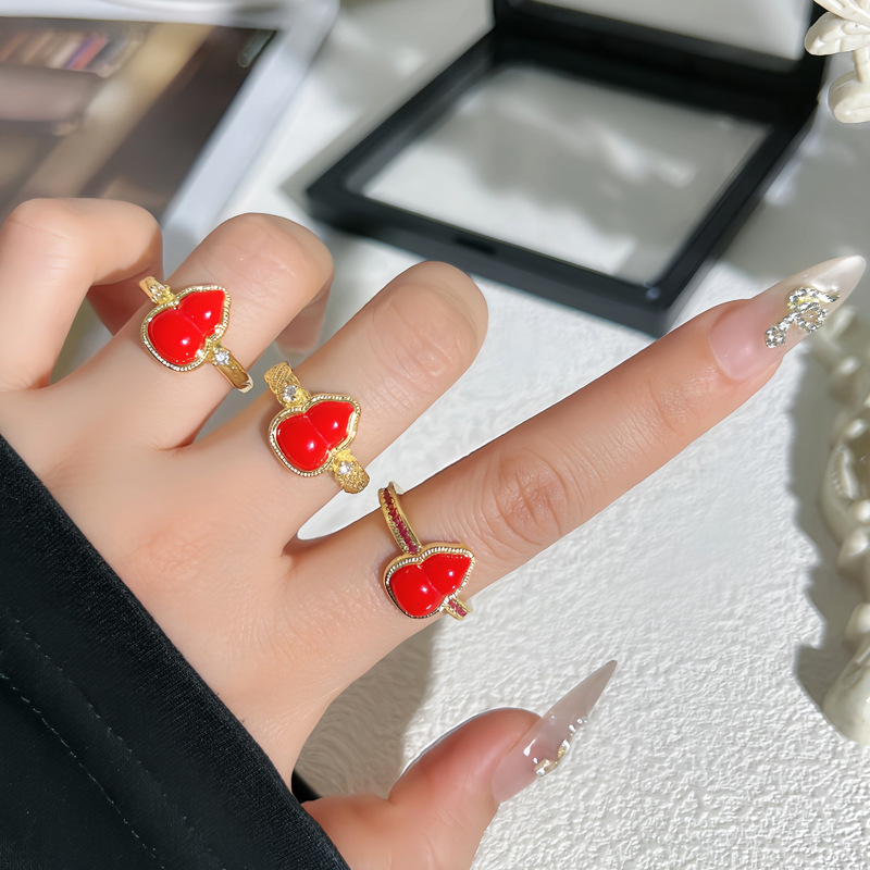 The popular Chinese-style small gourd ring on Xiaohongshu is a delicate, small, sweet, cool, retro and niche fashion index ring for women Application Scenario