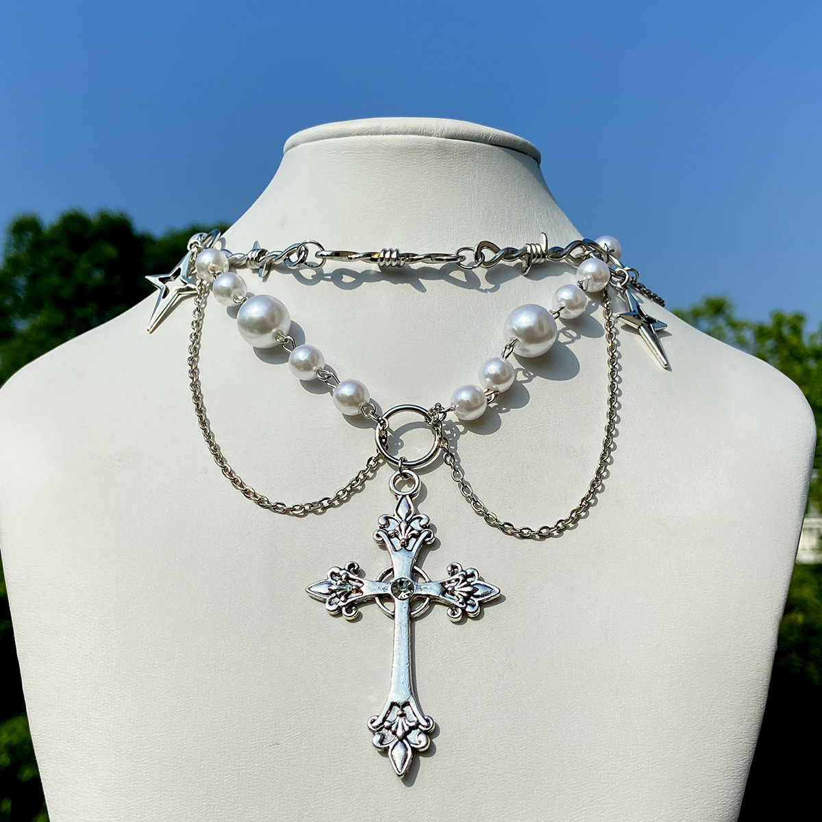 European and American cross-border jewelry, hot girl beaded, niche y2k necklace, heart-shaped imitation pearl cross choker necklace Application Scenario