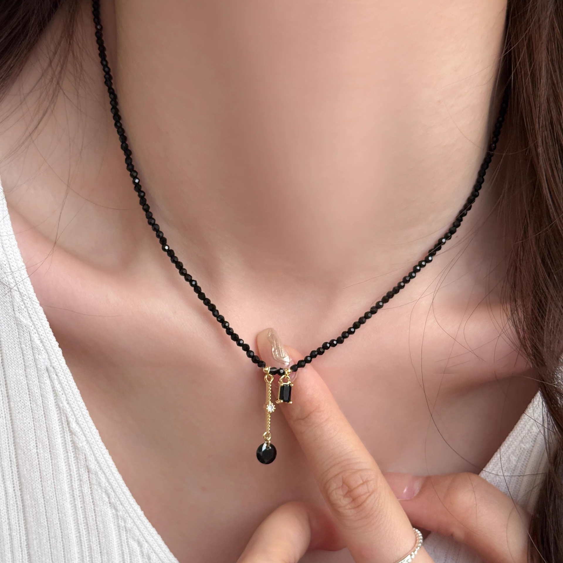 A simple black crystal collarbone chain with a niche and high-end look, a short necklace with a design sense, and a square zirconia pendant for women Specification drawing
