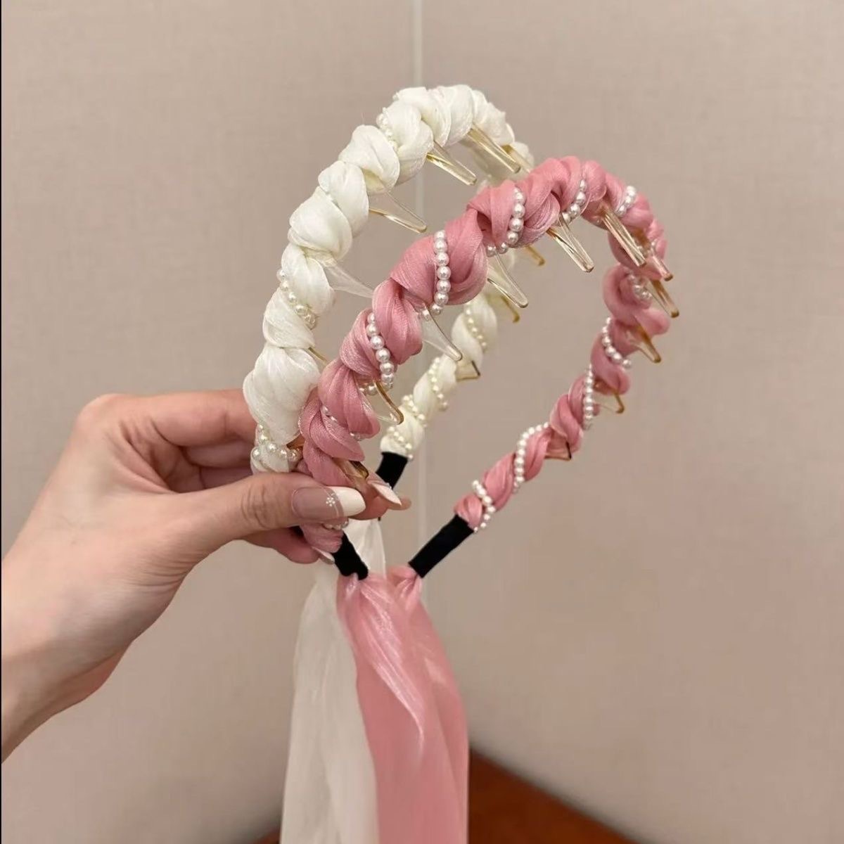 New Japanese and Korean flowing light colorful pearl ribbon tooth comb hair band, hair binding silk scarf one-piece headband, fluffy wavy hair clip Application Scenario