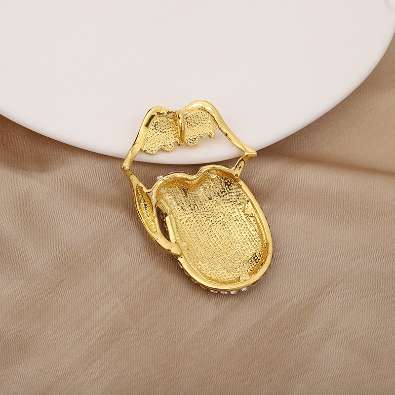 European and American hip-hop gold rap pendant decorated with diamonds, retro men's tongue pendant, trendy exaggerated necklace pendant, gold tongue accessory Application Scenario