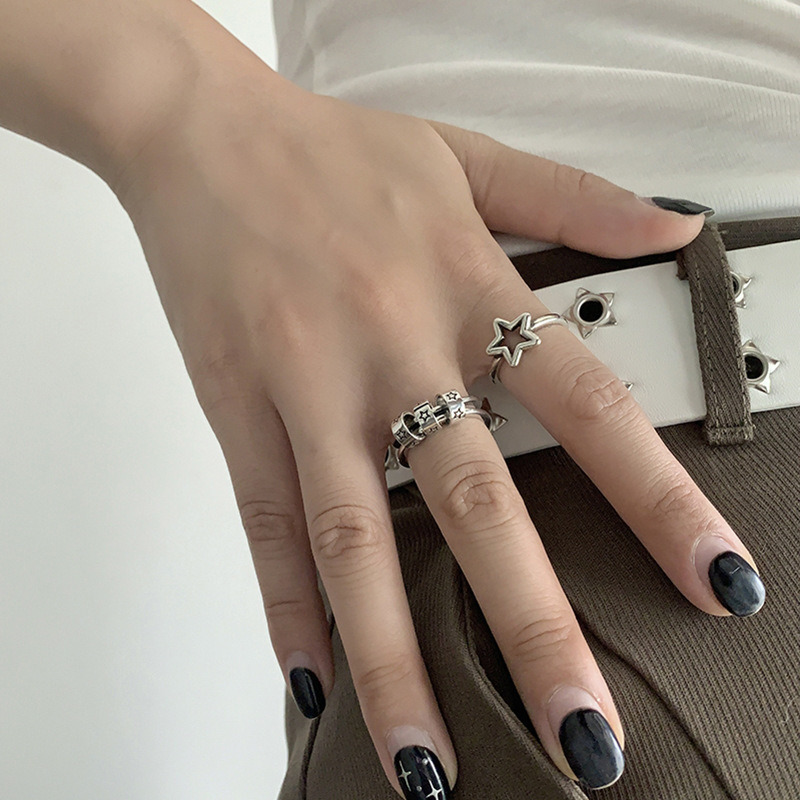 This is a unique and retro open-top star-shaped ring set for women on Instagram. It doesn't fade and is a versatile, aged and hollowed-out ring Application Scenario