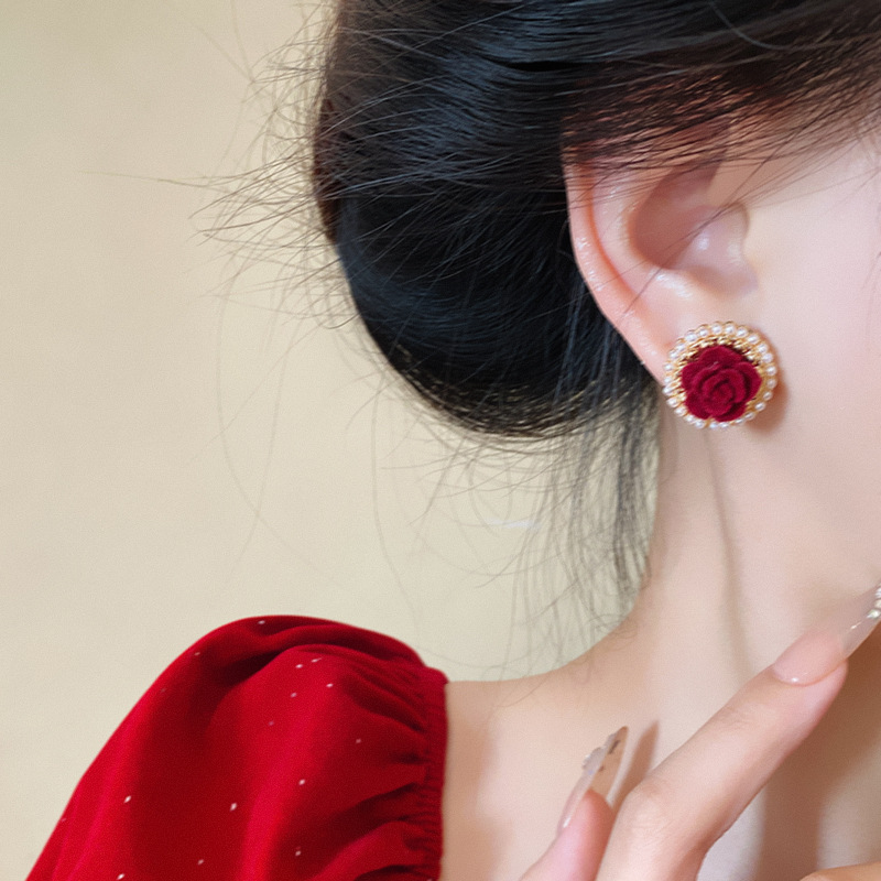 Ankela Red velvet rose flower earrings, pearl stud earrings, unique feminine charm, elegant design sense, autumn and winter earrings Application Scenario