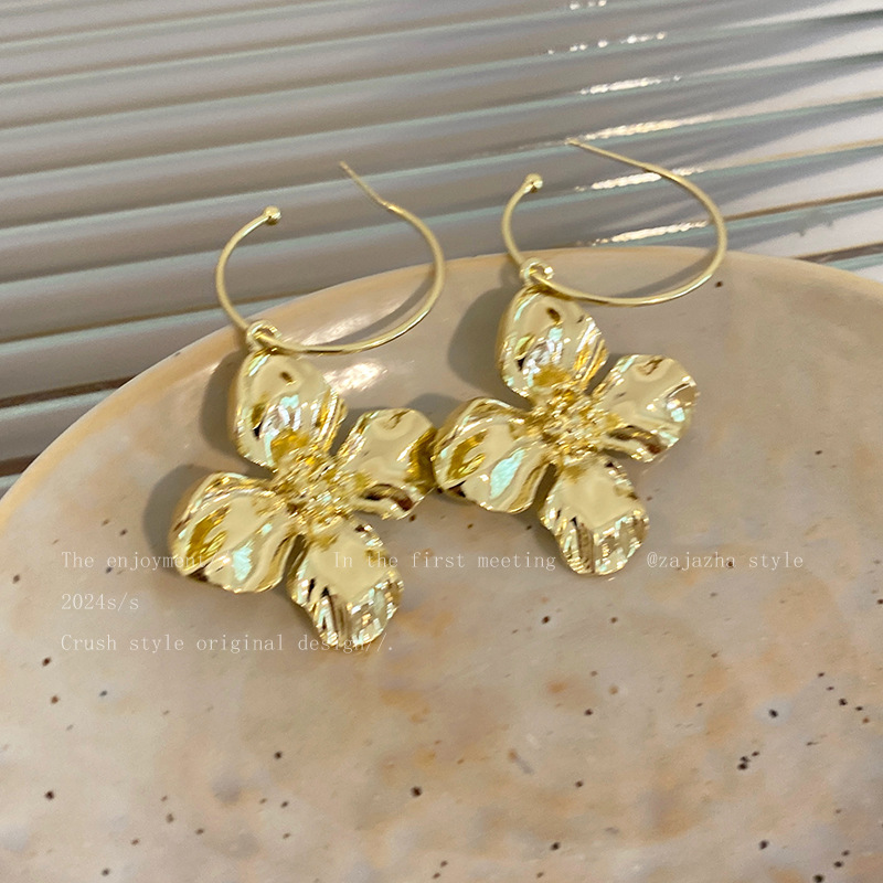 Exaggerated metallic floral earrings for women, European and American style, unique and elegant, internet-famous ear rings, golden socialite dress, high-end earrings Application Scenario
