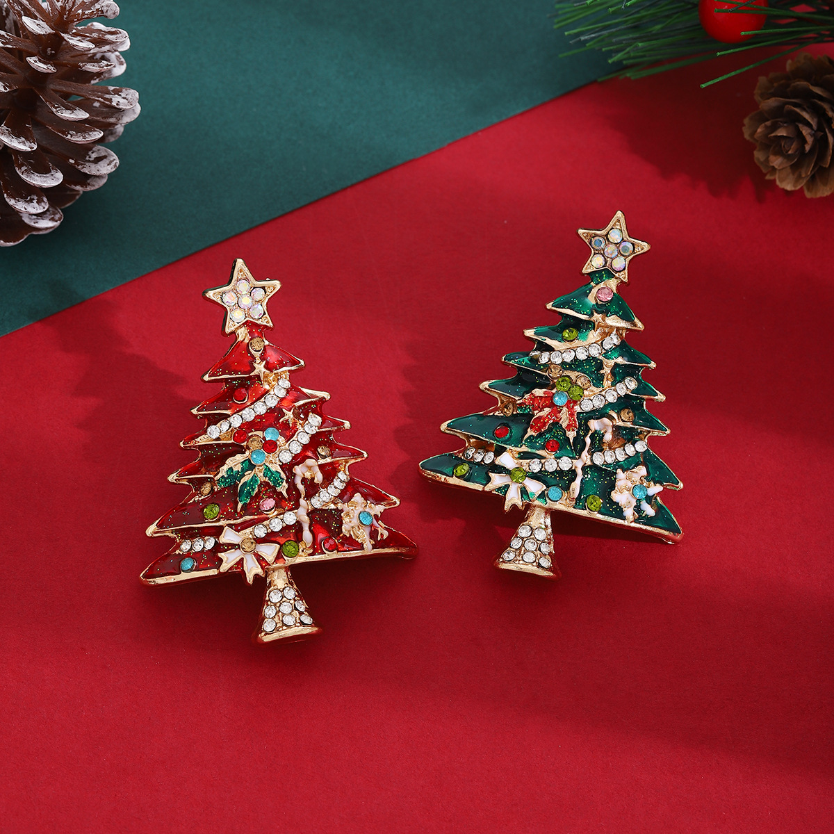 Cross-border European and American Christmas enamel diamond-encrusted Christmas tree brooch with a light luxury and high-end feel, autumn and winter fashionable sweater pin full figure