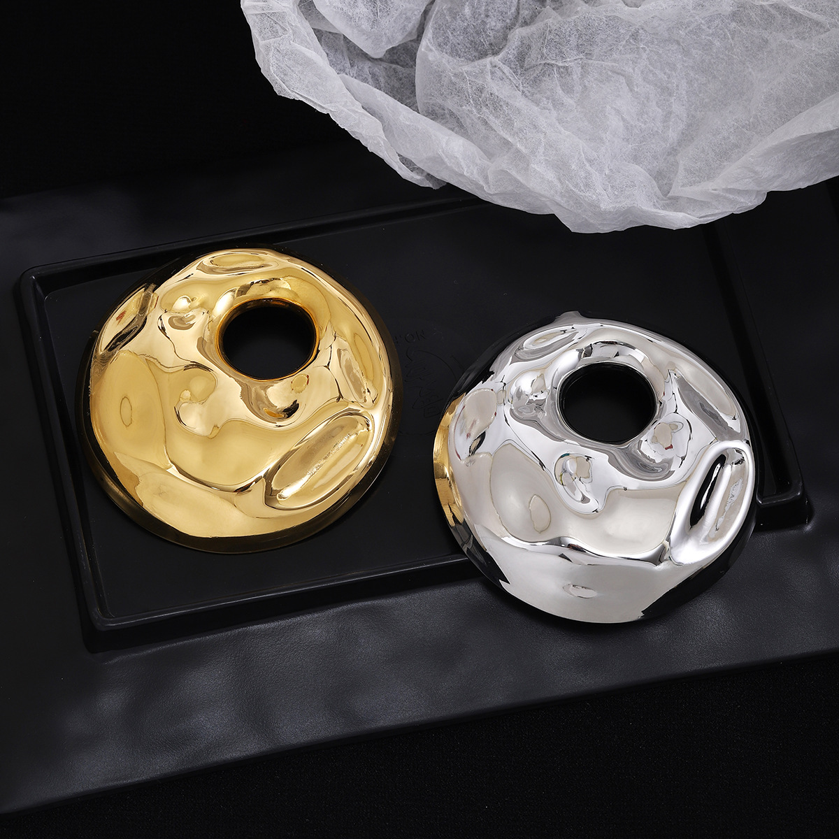 Cross-border European and American circular hollowed-out texture brooch for women, with a light luxury and high-end feel, simple ins style irregular fashion pin full figure