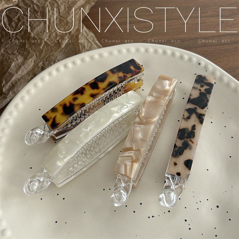 Fashionable and retro leopard print, with a ponytail at the back, a banana clip headpiece, a simple and versatile hairpin for going out Application Scenario