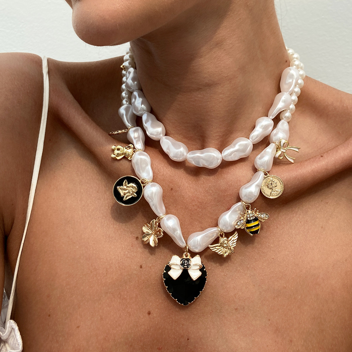 European and American cross-border jewelry: Baroque pearl beaded necklace, retro bee and butterfly alloy pendant, collarbone chain details Picture