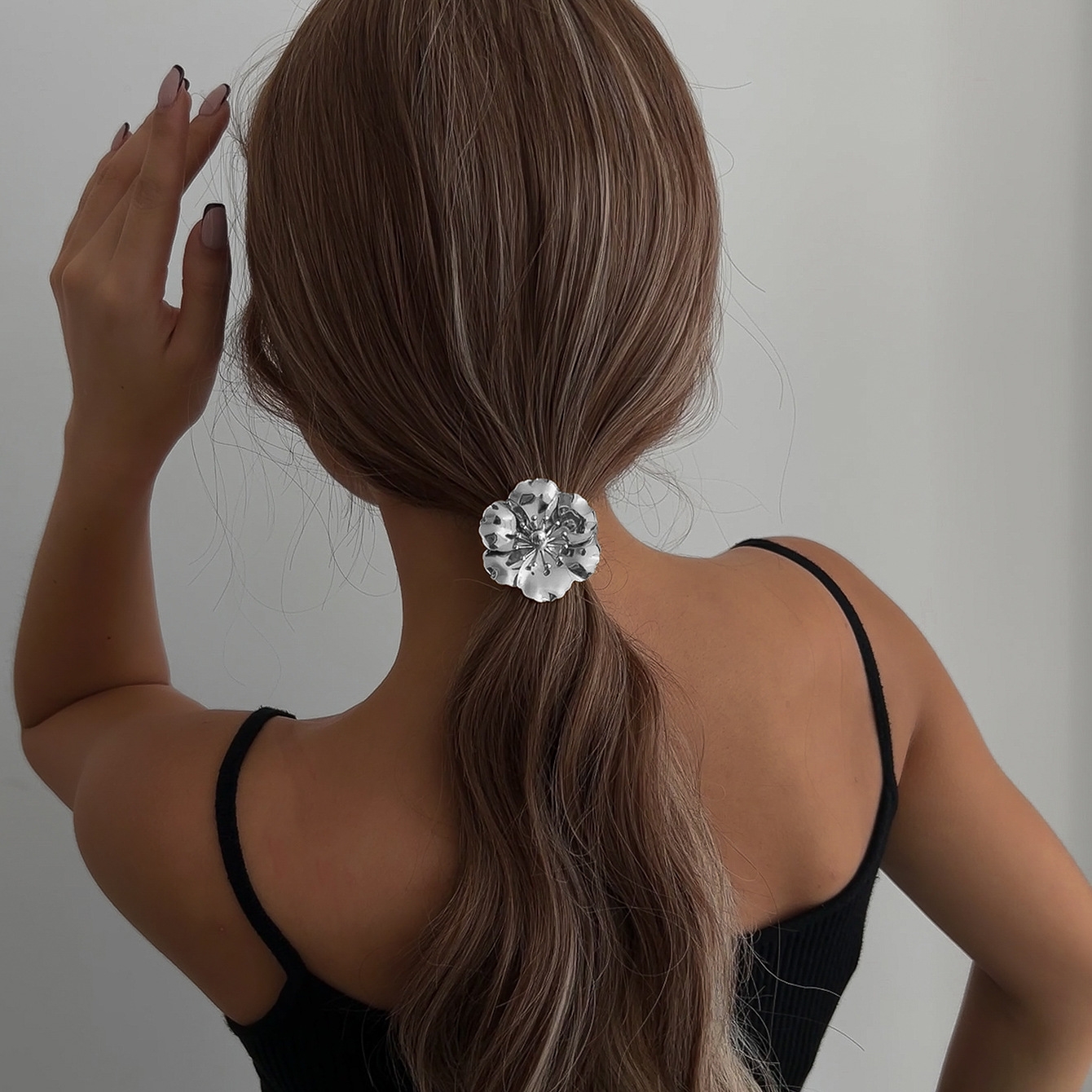 The 2024 new high-end European and American style floral headwear is a popular alloy hair tie on AliExpress for foreign trade Application Scenario