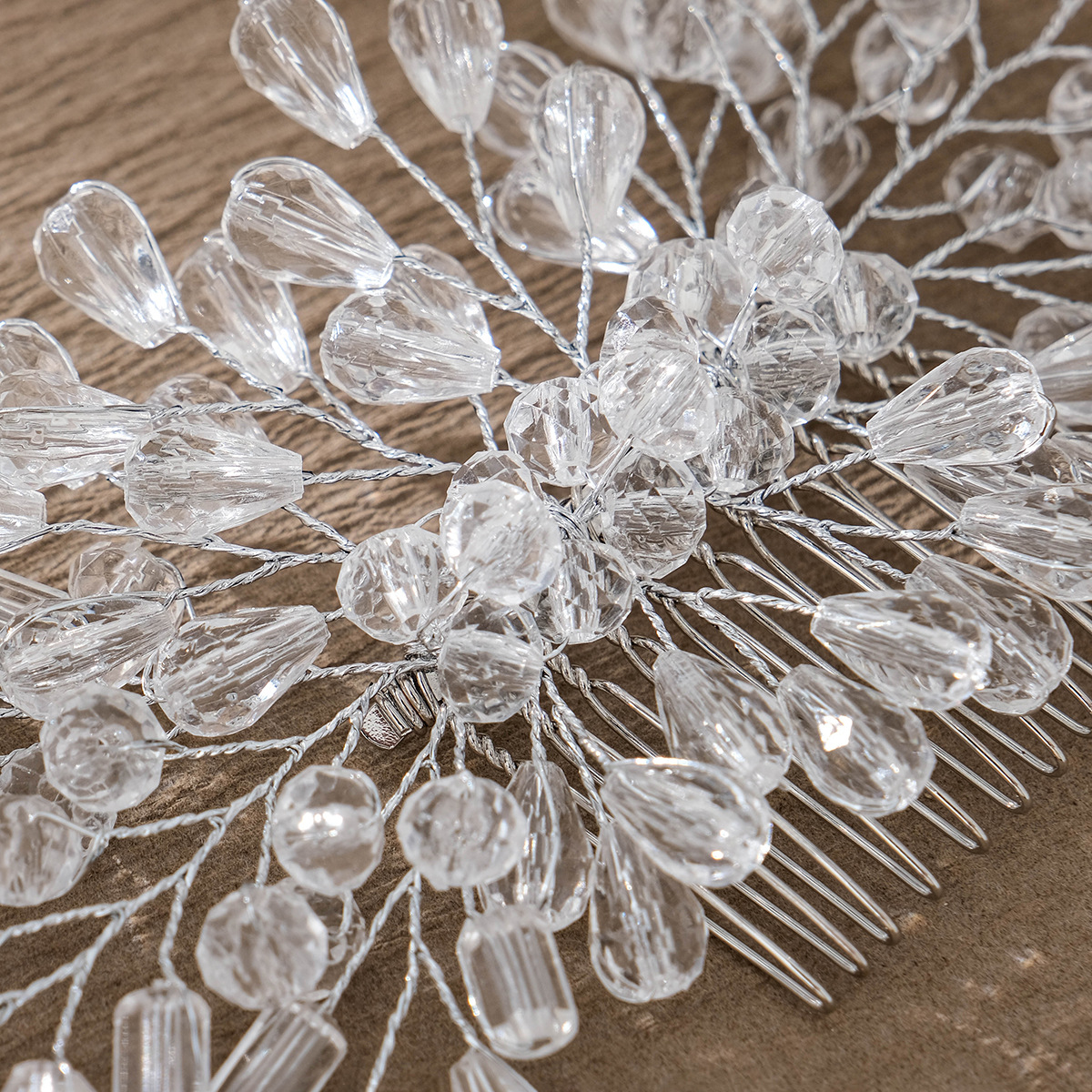 Cross-border bride wedding headwear: Crystal insert comb, ancient-style photo album, hair accessories, beautiful handcrafted beaded pearl comb Application Scenario