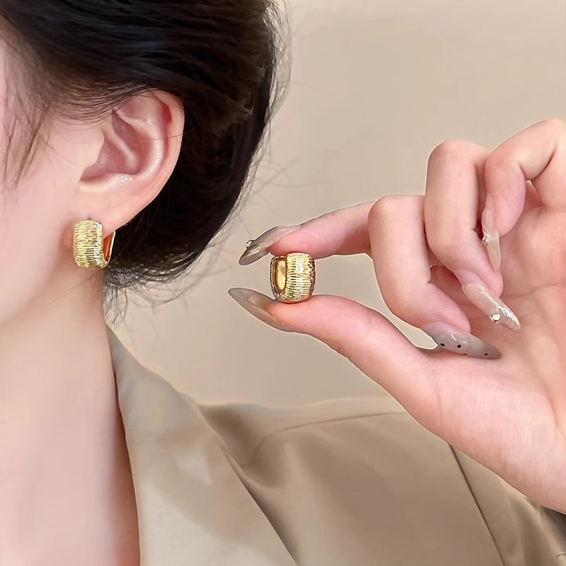 Golden texture U-shaped ear buckles for women's autumn and winter Korean simple and elegant ear ring earrings 2024 new style ring earrings full figure