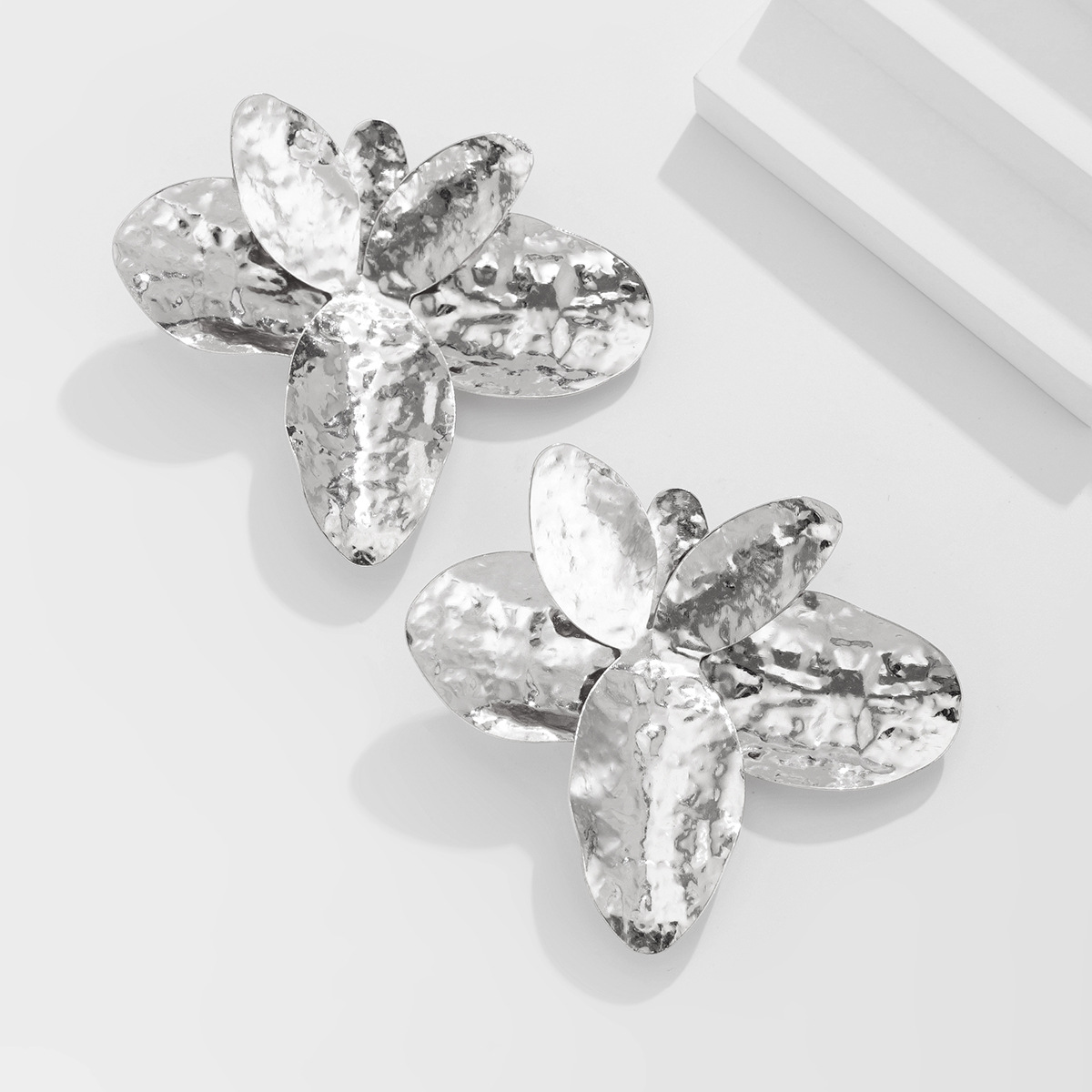 European and American cross-border jewelry, irregular metallic petal collar, fashionable and simple iron collarbone set necklace Specification drawing